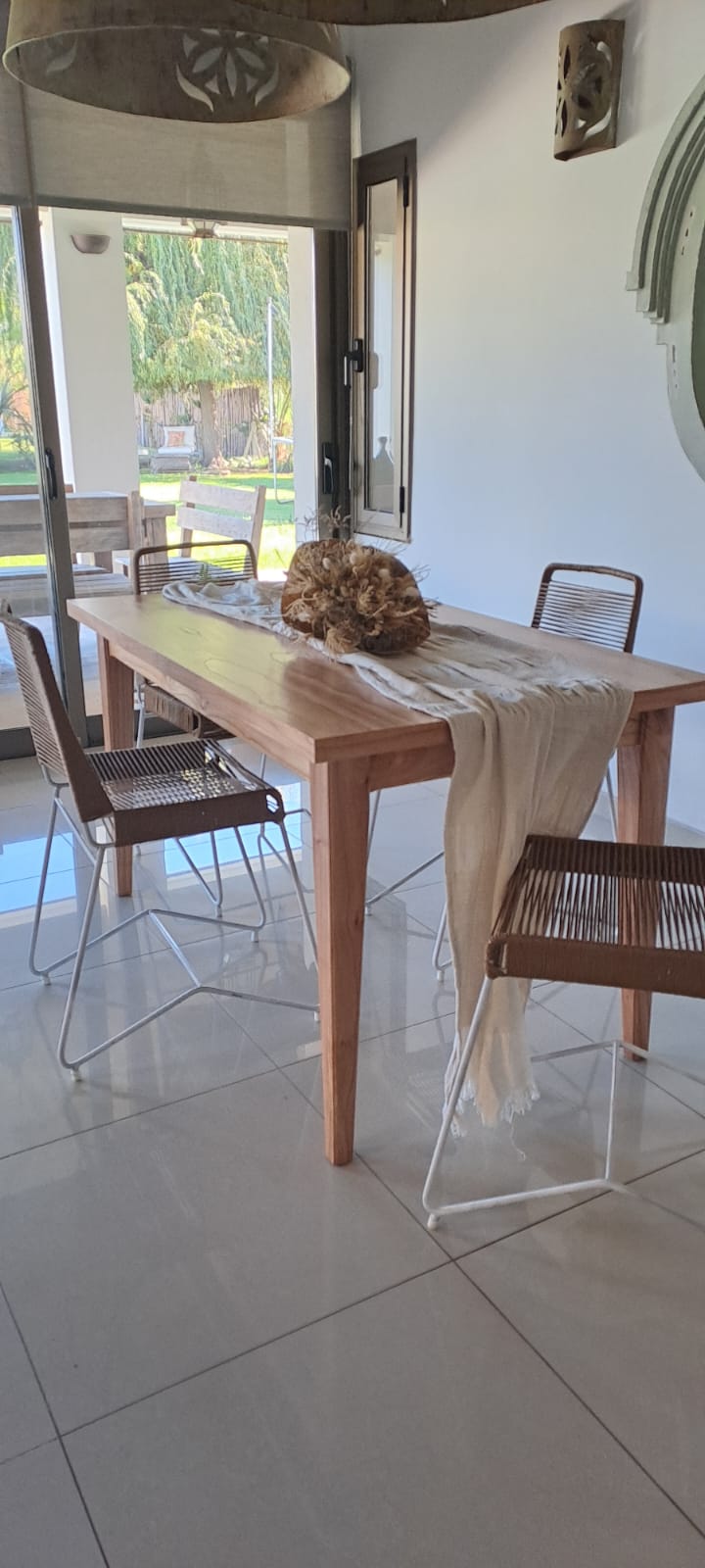 Combo Mesa 140cm x 80cm Full Paraiso Pata Degradé y 4 sillas Tulum Tejido Símil Yute Arena Hierro Blanco