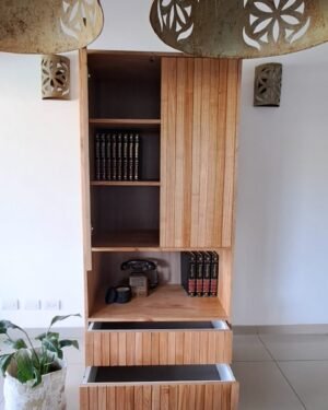 Biblioteca varillada 3 estantes con puerta doble, un estante abierto y 2 cajones con herraje telescópico