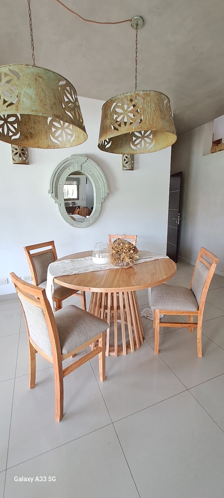 Combo Mesa Varillada 120cm de diámetro Full Paraiso con Reborde de 36mm Pata Varillada Paraiso Macizo y 4 Sillas Tapita Lino Color Lino