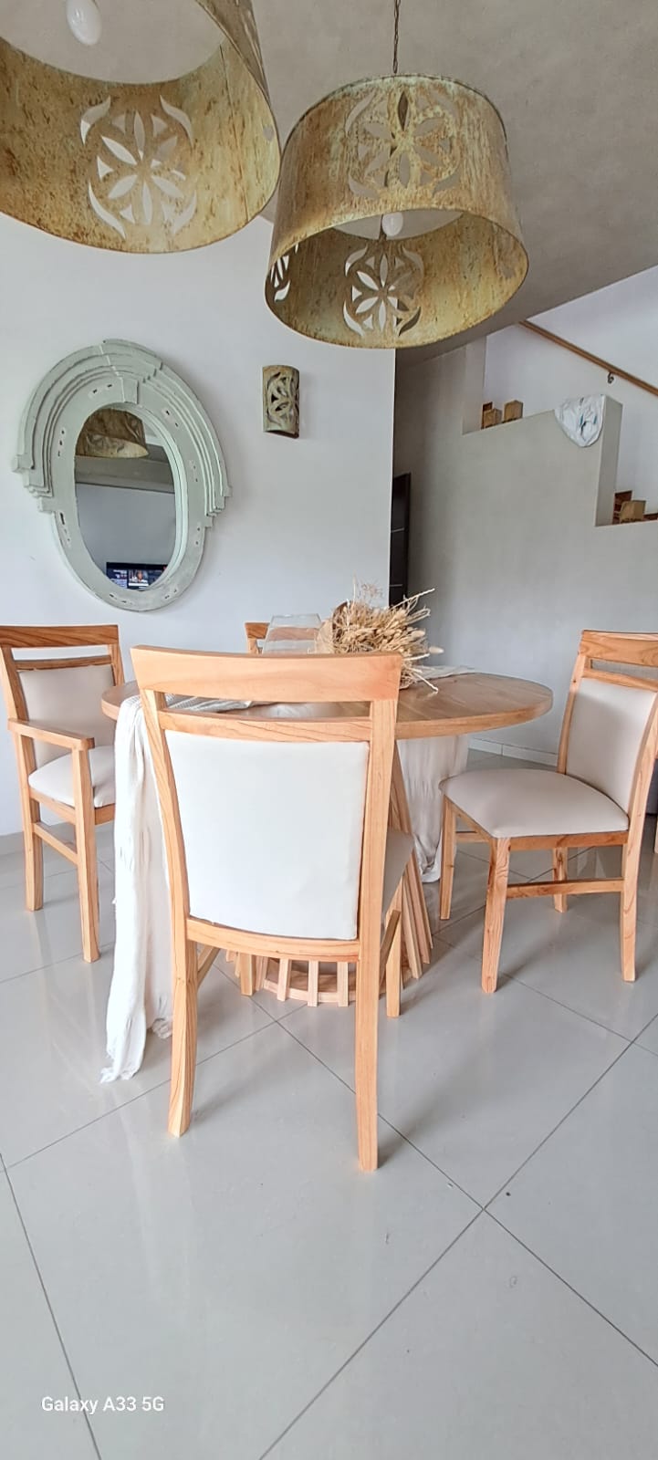 Combo Mesa Varillada 120cm de diámetro Full Paraiso con Reborde de 36mm Pata Varillada Paraiso Macizo más 2 Sillas Tapita Talampaya Crudo más 2 Cabecera Tapita Talampaya Crudo - Image 3