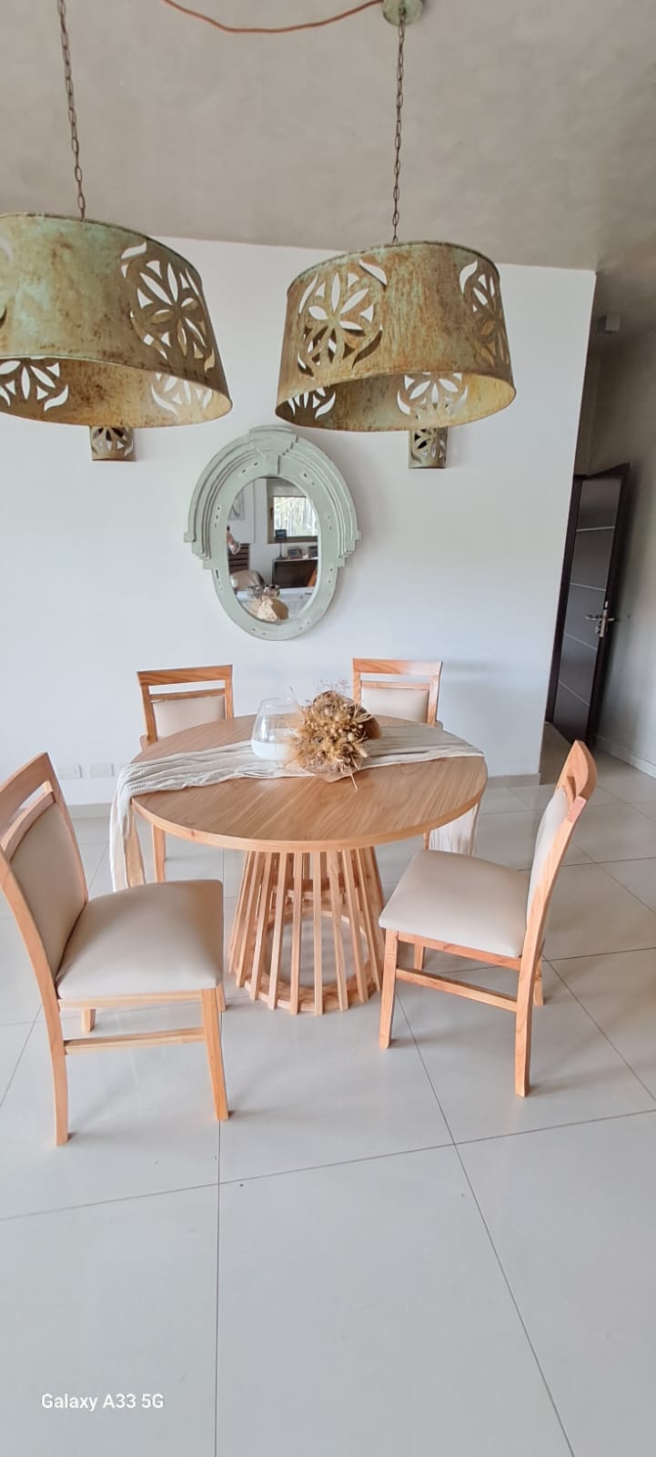 Combo Mesa Varillada 120cm de diámetro Full Paraiso con Reborde de 36mm Pata Varillada Paraiso Macizo más 2 Sillas Tapita Talampaya Crudo más 2 Cabecera Tapita Talampaya Crudo