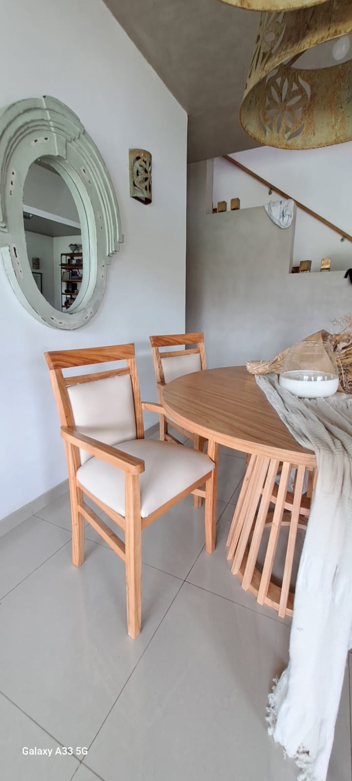 Combo Mesa Varillada 120cm de diámetro Full Paraiso con Reborde de 36mm Pata Varillada Paraiso Macizo más 2 Sillas Tapita Talampaya Crudo más 2 Cabecera Tapita Talampaya Crudo - Image 2